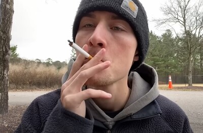 Лечение зависимости от табакокурения в Обояни Мужчина с сигаретой делает затяжку